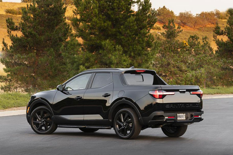 Các điểm nổi bật khác phải kể đến là Hỗ trợ giữ làn đường, Hỗ trợ đi theo làn đường, Cảnh báo mở cửa xe an toàn và Cảnh báo có người ngồi phía sau. Xe sử dụng động cơ 2.5L 4 xi-lanh tăng áp cho công suất tối đa 281 mã lực và mô-men xoắn cực đại 421 Nm, kết hợp với hộp số tự động 8 cấp và hệ dẫn động 4 bánh tiêu chuẩn.