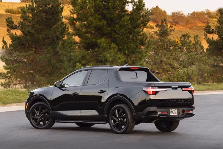 Các điểm nổi bật khác phải kể đến là Hỗ trợ giữ làn đường, Hỗ trợ đi theo làn đường, Cảnh báo mở cửa xe an toàn và Cảnh báo có người ngồi phía sau. Xe sử dụng động cơ 2.5L 4 xi-lanh tăng áp cho công suất tối đa 281 mã lực và mô-men xoắn cực đại 421 Nm, kết hợp với hộp số tự động 8 cấp và hệ dẫn động 4 bánh tiêu chuẩn.