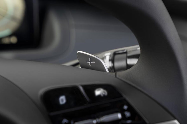 Người mua Hyundai Santa Cruz Night Model 2023 cũng có thể mong đợi ghế trước có sưởi, ghế lái chỉnh điện 8 hướng và có thông gió. Những điểm nổi bật khác phải kể đến là bộ sạc điện thoại thông minh không dây và cửa sổ trời.