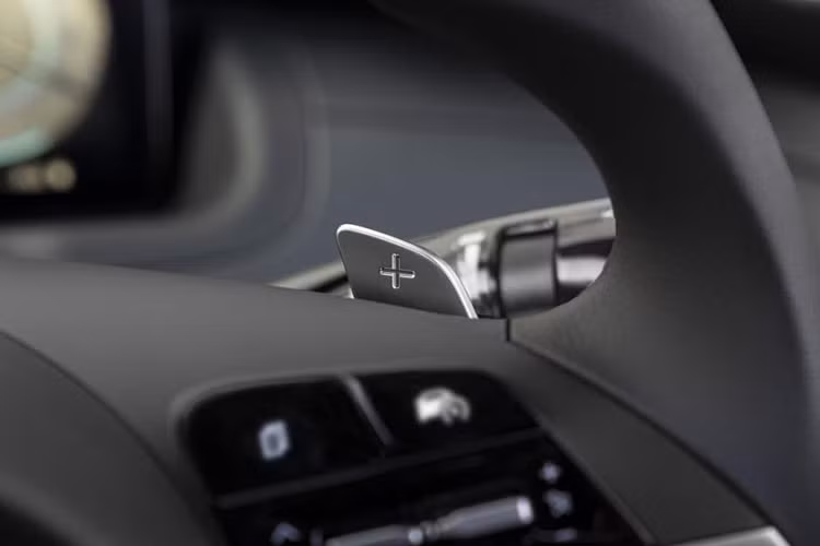 Người mua Hyundai Santa Cruz Night Model 2023 cũng có thể mong đợi ghế trước có sưởi, ghế lái chỉnh điện 8 hướng và có thông gió. Những điểm nổi bật khác phải kể đến là bộ sạc điện thoại thông minh không dây và cửa sổ trời.