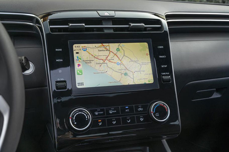 Hyundai không tiết lộ nhiều thông số kỹ thuật của phiên bản mới này nhưng do được phát triển dựa trên bản SEL Activity nên nhiều khả năng Santa Cruz Night cũng sẽ được trang bị cụm đồng hồ đo kỹ thuật số 10,25 inch và màn hình thông tin giải trí 8 inch, hỗ trợ kết nối Android Auto và Apple CarPlay.