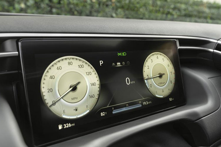 Về mặt an toàn, phiên bản Santa Cruz Night dự kiến sẽ được trang bị hàng loạt các hệ thống hỗ trợ người lái bao gồm Hỗ trợ tránh va chạm phía trước với Phát hiện người đi bộ, Hỗ trợ tránh va chạm tại điểm mù và Hỗ trợ tránh va chạm khi có phương tiện giao thông cắt ngang phía sau.