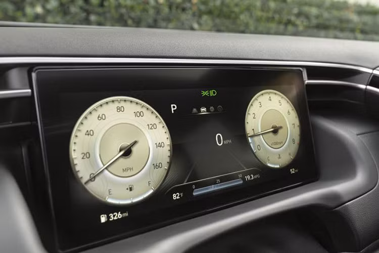 Về mặt an toàn, phiên bản Santa Cruz Night dự kiến sẽ được trang bị hàng loạt các hệ thống hỗ trợ người lái bao gồm Hỗ trợ tránh va chạm phía trước với Phát hiện người đi bộ, Hỗ trợ tránh va chạm tại điểm mù và Hỗ trợ tránh va chạm khi có phương tiện giao thông cắt ngang phía sau.