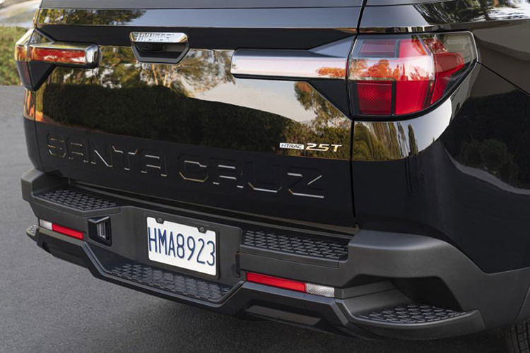 Hyundai Santa Cruz Night Model 2023 ngoài ngoại thất sơn màu tối, ngay cả nhiều chi tiết vốn mạ crôm và la-zăng của xe cũng được sơn đen. "Điểm sáng" duy nhất trên xe chính là đèn LED đẹp mắt.