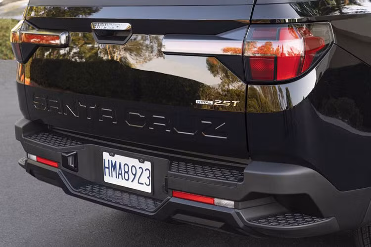 Hyundai Santa Cruz Night Model 2023 ngoài ngoại thất sơn màu tối, ngay cả nhiều chi tiết vốn mạ crôm và la-zăng của xe cũng được sơn đen. "Điểm sáng" duy nhất trên xe chính là đèn LED đẹp mắt.