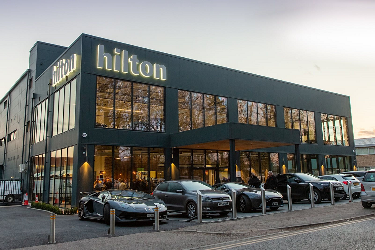 Hilton &amp; Moss cho biết người tiền nhiệm của XJS cũng đã được làm mới hoàn toàn đến từng chi tiết nhỏ nhất, thậm chí ngay cả phần logo thân xe. Thương hiệu cũng đã đại tu các chi tiết, chính vì thế mà E-Type giờ đây có hộp số sàn năm cấp (bốn cấp là trang bị tiêu chuẩn), cùng với hệ thống đánh lửa và đánh lái trợ lực điện hiện đại hơn.