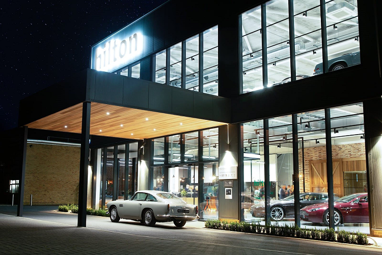 Chiếc xe được phủ một lớp sơn lót polyester và sơn màu xám. Jaguar sẽ được sơn màu sơn mới đầy sang trọng, phù hợp với một chiếc xe cổ điển như E-Type. Đáng buồn thay, các chuyên gia phục chế đã không chia sẻ bất kỳ hình ảnh nào về nội thất được trang bị thủ công, tuy nhiên có thể thấy nội thất xe được phối theo tông màu tối. Khoang nội thất xe được bổ sung thêm hệ thống âm thanh hiện đại với chức năng Bluetooth.