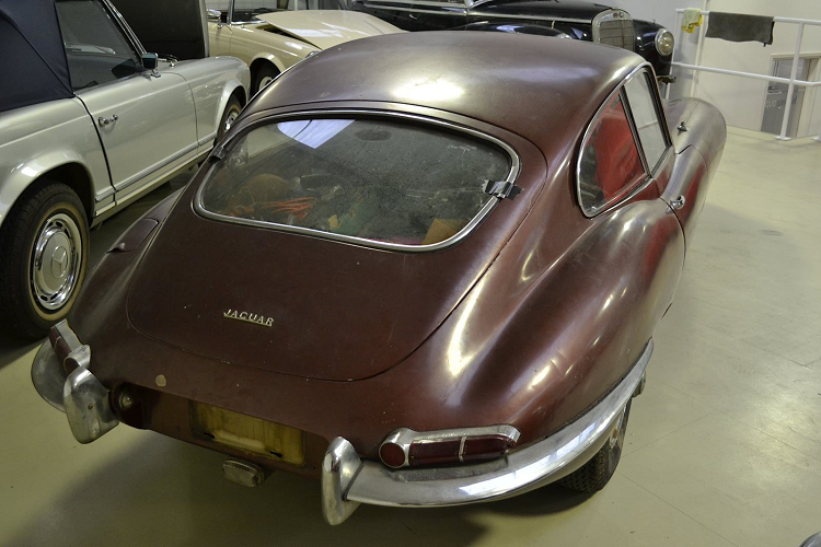 Hậu phục chế, chiếc xe mang trên mình lớp áo màu vàng cát cổ điển, các chi tiết chrome sáng bóng như vừa mới xuất xưởng. Đây chính là thời điểm mà “huyền thoại” một thời chính thức được hồi sinh hoàn toàn, sẵn sàng để có thể vận hành trong nhiều năm nữa.