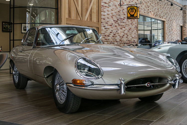 May mắn, chiếc xe Jaguar E-Type đời 1963 vẫn giữ được khối động cơ straight-six tuyệt đẹp sau khi trải qua quá trình trùng tu, phục chế kéo dài 2.500 giờ với sự tham gia của những bậc thầy trong lĩnh vực này. Jaguar E-Type là mẫu xe huyền thoại được những “ông trùm” trong làng xe như Enzo Ferrari phải khen là chiếc xe đẹp nhất thế giới, hay thậm chí hiện tại.