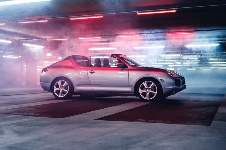 Năm 2022 sẽ đánh dấu 20 năm ra đời của dòng SUV Porsche Cayenne hạng sang. Trong chuỗi sự kiện ăn mừng dịp kỷ niệm này, hãng Porsche đã bất ngờ tung ra hình ảnh của chiếc Cayenne phiên bản mui trần Convertible mà có lẽ ít người biết tới.