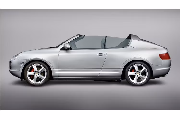 Câu hỏi cuối cùng dành cho xe là khu vực phía sau nên thiết kế như thế nào. Để đơn giản hóa mọi chuyện, hãng Porsche đã lắp 2 kiểu đuôi xe khác nhau cho chiếc Cayenne Convertible. Nửa bên trái được thử nghiệm với thiết kế thấp hơn. Trong khi đó, nửa bên phải được thử nghiệm với thiết kế cao hơn.