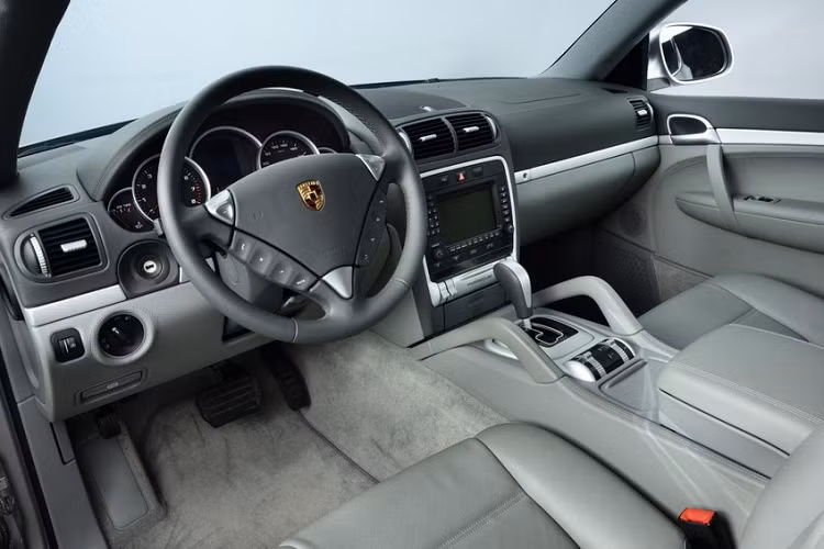 Phần mui mềm của chiếc xe SUV Porsche Cayenne Convertible cũng là một vấn đề. Nếu được sản xuất, đây sẽ là một trong những mẫu xe thương mại có phần mui mềm dài nhất. Điều này kéo theo những vấn đề liên quan đến việc cất phần mui mềm khi mở mui.