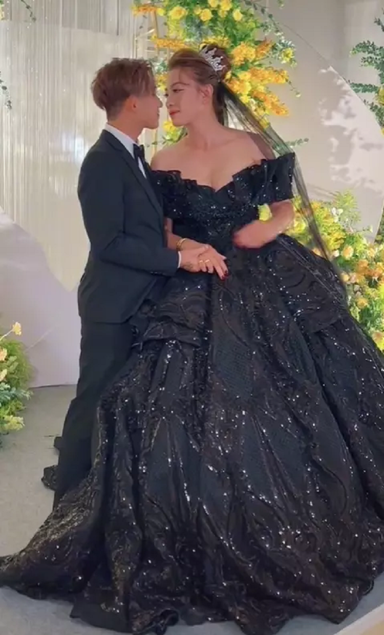 Hồ Gia Hùng (HKT) ám chỉ vợ: 'Gặp trúng con hàm lừa' Ho Gia Hung (HKT) am chi vo: 'Gap trung con ham lua'