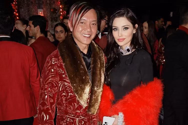 Hung cùng người chồng tài phiệt được đồn đại sẽ tham gia chương trình ăn khách của Netflix, Bling Empire, nói về cuộc sống của những người giàu có. Với tủ quần áo rực rỡ, những cuộc dạo chơi xa hoa, bữa tiệc theo chủ đề độc quyền và xe hơi ấn tượng, việc Hung lên sóng sẽ không có gì đáng ngạc nhiên.