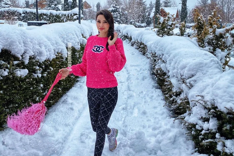 Ở đời thường, Hung thường được trông thấy với trang phục thể thao hàng hiệu. Cô mặc đồ thiết kế từ đầu đến chân, từ chiếc áo liền quần Chanel dịp lễ Giáng sinh, bộ đồ bơi Louis Vuitton vào kỳ nghỉ hè đến áo poncho Dior trong chuyến đi đến Peru. Sự tôn thờ của cô đối với bất kỳ nhà mốt xa xỉ nào cũng được thể hiện qua bộ sưu tập giày dép, túi xách và phụ kiện lộng lẫy.