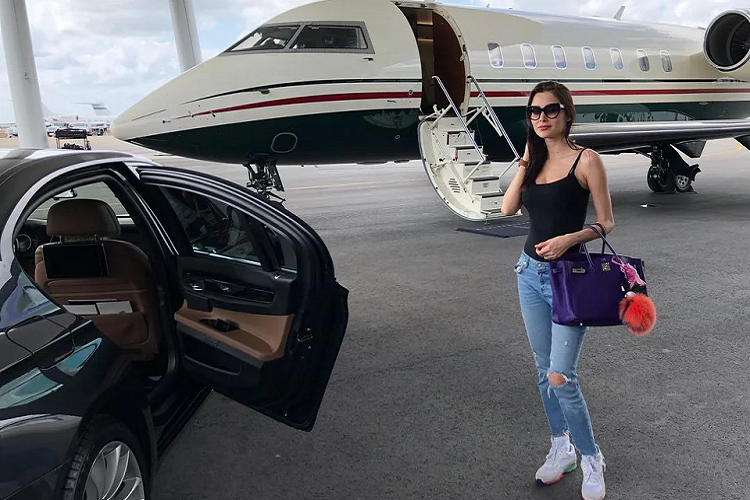 Vì lịch trình làm việc dày đặc, Hung thường xuyên phải di chuyển khắp các châu lục. “Công dân toàn cầu” này không còn xa lạ với máy bay phản lực tư nhân. Với cô, đây là cách tốt nhất để đặt chân đến các địa điểm như Paris, Dubai, Monaco, St. Tropez và Thụy Sĩ. 