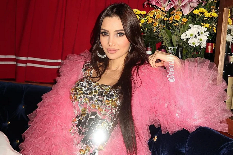 Deborah Hung là người mẫu, luật sư, doanh nhân và vợ của tỷ phú Hong Kong (Trung Quốc) Stephen Hung. Cô sinh ra tại Mexico, hiện sống ở Hong Kong. Hung thường xuyên trở thành tâm điểm khi diện trang phục lộng lẫy, xuất hiện giữa các sự kiện xã hội thượng lưu và buổi trình diễn thời trang quốc tế, theo SCMP. 