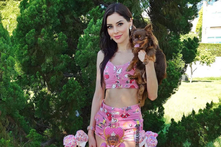 Hung rất chiều chuộng thú cưng của mình - Chikita Chanel và Roppongi. Cô thường giữ chúng bên mình khi tổ chức sinh nhật và đi dã ngoại. Hung thậm chí sắm cho thú cưng váy của nhà mốt Louis Vuitton. Deborah Hung hiện có hơn 240.000 lượt theo dõi trang cá nhân. Các hình ảnh của cô cho thấy cuộc sống sang chảnh, được nhiều người ngưỡng mộ.