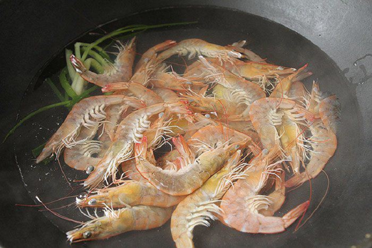 Luoc tom dung cho gung va giam, lam dieu nay tom ngon ngot thom-Hinh-2