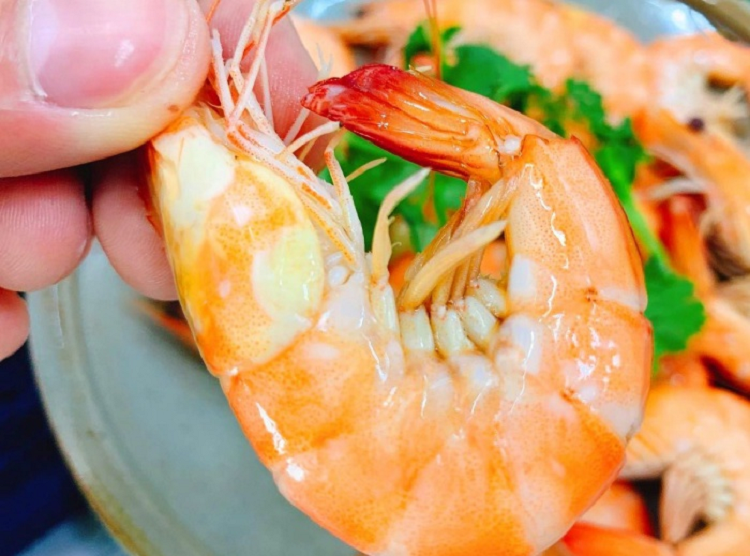 Luoc tom dung cho gung va giam, lam dieu nay tom ngon ngot thom