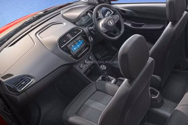 Ngoại hình của Tiago NRG XT 2022 thể thao và trẻ trung hơn với các điểm nhấn màu đen trên cản trước, ốp thân dưới quanh xe, gương chiếu hậu, mái màu đen vô cực với đường ray trên nóc. Trên biến thể này, xe được trang bị bộ mâm kích thước 14 inch 2 tông màu.