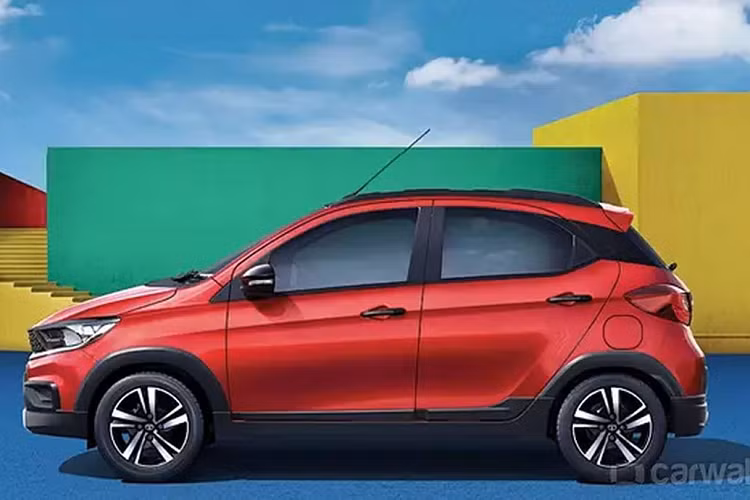 Khối động cơ này đi kèm tuỳ chọn hộp số sàn 5 cấp hoặc AMT 5 cấp. Mức giá xe Tiago NRG XT 2022 tại Ấn Độ từ 6,42 lakhs Rs (khoảng 189 triệu đồng). Xe có 5 tuỳ màu sơn ngoại thất, gồm: Midnight Plum, Opal White, Daytona Grey, Arizona Blue và Flame Red.