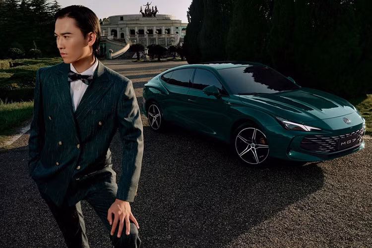 Động cơ đồng hành với hộp số tự động 9 cấp mới do tập đoàn mẹ SAIC sản xuất. Nhờ đó, MG7 2023 có thể tăng tốc từ 0-100 km/h trong thời gian 6,5 giây và tiêu thụ lượng xăng trung bình chỉ 6,2 lít/100 km. Hiện giá xe MG7 2023 tại thị trường Trung Quốc vẫn chưa được công bố.