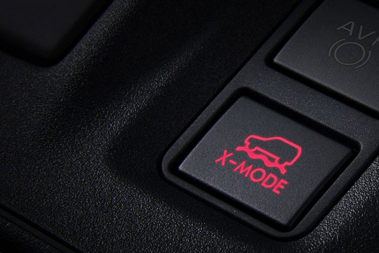 Ghế lái của xe dạng chỉnh điện/nhớ vị trí, hệ thống điều hòa tự động 2 vùng độc lập, tính năng mở cửa không cần chìa khóa, nút bấm khởi động máy, cổng sạc USB trong ngăn chứa đồ dưới bệ tì tay trung tâm ở hàng ghế trước và hệ thống điều khiển chạy địa hình X-Mode.