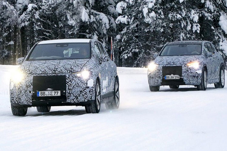 Theo đó, xe có thiết kế lưới tản nhiệt kín hoàn toàn, cụm đèn pha vuốt ngược và kết nối với nhau bằng một dải LED. Nhiều khả năng Mercedes-Benz EQE SUV sẽ sử dụng hệ thống truyền động tương tự bản sedan.