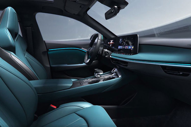 Không để người tiêu dùng Trung Quốc thất vọng, MG7 2023 đi kèm không gian nội thất vừa rộng rãi vừa công nghệ cao. Điều này được thể hiện qua 2 màn hình nối liền với nhau và nằm độc lập trên mặt táp-lô. Đầu tiên là màn hình LCD 10,25 inch của bảng đồng hồ kỹ thuật số, nằm sau vô lăng.