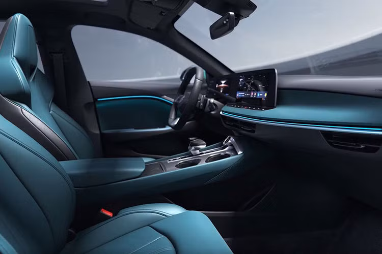 Không để người tiêu dùng Trung Quốc thất vọng, MG7 2023 đi kèm không gian nội thất vừa rộng rãi vừa công nghệ cao. Điều này được thể hiện qua 2 màn hình nối liền với nhau và nằm độc lập trên mặt táp-lô. Đầu tiên là màn hình LCD 10,25 inch của bảng đồng hồ kỹ thuật số, nằm sau vô lăng.