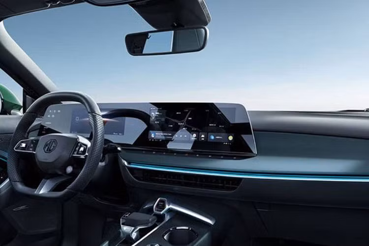 Bên phải là màn hình thông tin giải trí dạng cảm ứng với kích thước 12,3 inch. Ngoài ra, nội thất của MG7 2023 còn được bọc bằng chất liệu da Dinamica mềm mại và tạo cảm giác cao cấp. Trong khi đó, ghế trước của xe được thiết kế theo phong cách thể thao, ôm lấy thân người ngồi.