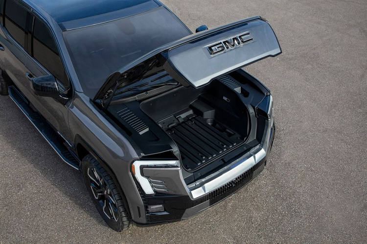 Hai phiên bản Sierra EV AT4 và Elevation ra mắt thị trường vào năm 2025. GMC cũng có dự định sản xuất một phiên bản giá rẻ của mẫu xe này, với giá bán dự kiến chỉ dưới 50.000 USD (khoảng 1,2 tỷ VNĐ).