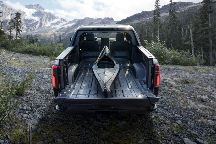 GMC Sierra EV 2024 sở hữu ngoại hình mạnh mẽ hầm hố đậm chất Mỹ với điểm nhấn là cụm đèn định vị ban ngày thiết kế độc đáo và logo GMC phát sáng. Thùng bán tải có kích thước lớn với chiều dài lên tới 1.882mm, đủ sức chứa 590kg và khả năng cẩu kéo tối đa 4.309 kg. Cụm pin trên xe có thể dùng để sạc ngược 10,2 kW cho các thiết bị khác thông qua 10 ổ cắm được trang bị bên trong thùng xe.