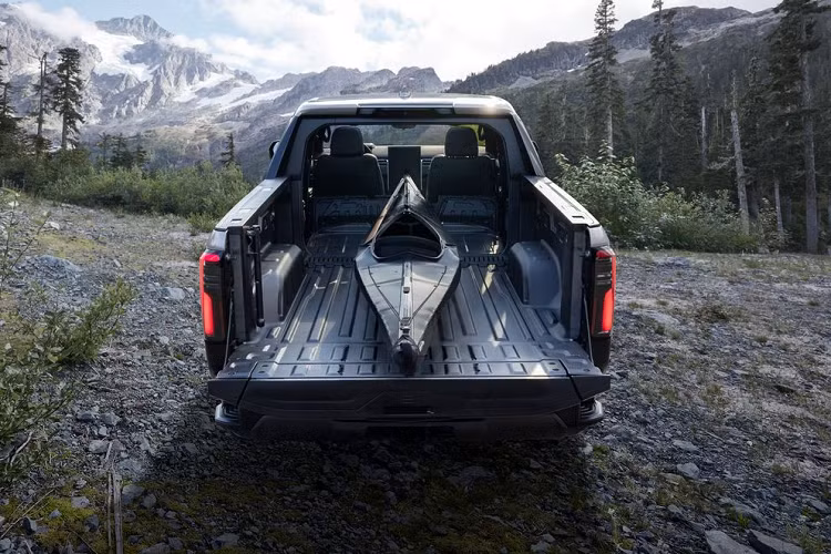 GMC Sierra EV 2024 sở hữu ngoại hình mạnh mẽ hầm hố đậm chất Mỹ với điểm nhấn là cụm đèn định vị ban ngày thiết kế độc đáo và logo GMC phát sáng. Thùng bán tải có kích thước lớn với chiều dài lên tới 1.882mm, đủ sức chứa 590kg và khả năng cẩu kéo tối đa 4.309 kg. Cụm pin trên xe có thể dùng để sạc ngược 10,2 kW cho các thiết bị khác thông qua 10 ổ cắm được trang bị bên trong thùng xe.