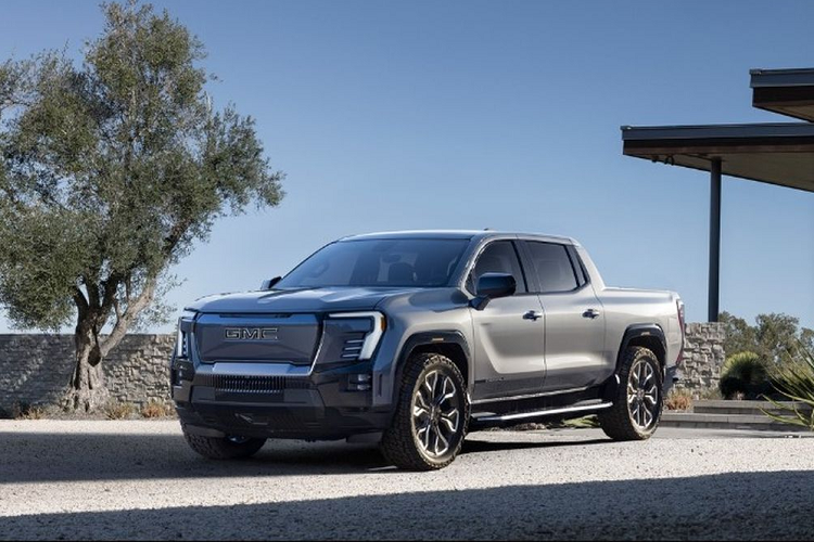 Giống như mẫu xe đàn anh Silverado EV, Sierra EV có hệ thống khung gầm unibody với bộ pin Ultium được đặt dưới sàn xe. Hãng xe không công bố chi tiết dung lượng pin nhưng cho biết xe có thể đi được quãng đường lên tới 644 km với mỗi lần sạc đầy. Sierra EV 2024 cũng được trang bị sạc nhanh DC 350 kW giúp xe đi thêm 160km chỉ với 10 phút cắm điện.