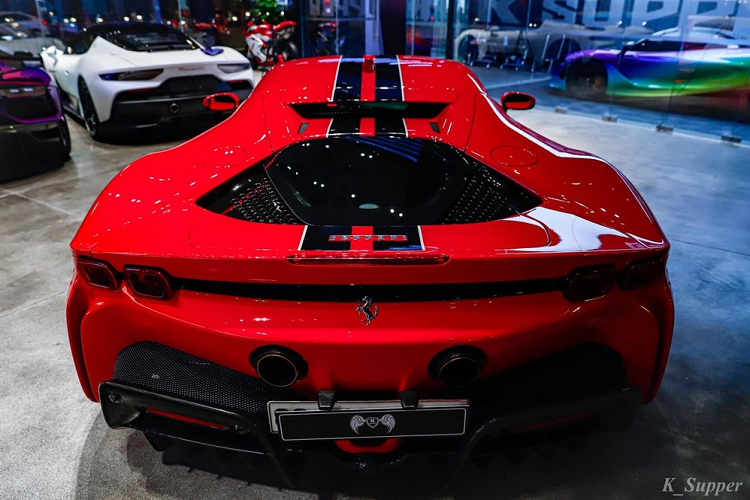 Trong đó, 1 mô-tơ điện nằm kẹp giữa động cơ V8 và hộp số tự động ly hợp kép 8 cấp mới. 2 mô-tơ điện còn lại được đặt trên cầu trước. Cung cấp năng lượng cho 3 mô-tơ điện có tổng công suất 217 mã lực này là cụm pin lithium-ion 7,9 kWh. Kết hợp 3 mô-tơ điện với động cơ xăng V8, siêu xe Ferrari SF90 Stradale có tổng công suất 986 mã lực. Nhờ con số này, SF90 Stradale chính là siêu xe mạnh nhất hiện nay của thương hiệu Ferrari.