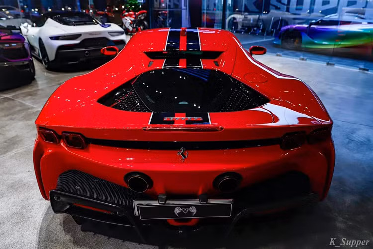 Trong đó, 1 mô-tơ điện nằm kẹp giữa động cơ V8 và hộp số tự động ly hợp kép 8 cấp mới. 2 mô-tơ điện còn lại được đặt trên cầu trước. Cung cấp năng lượng cho 3 mô-tơ điện có tổng công suất 217 mã lực này là cụm pin lithium-ion 7,9 kWh. Kết hợp 3 mô-tơ điện với động cơ xăng V8, siêu xe Ferrari SF90 Stradale có tổng công suất 986 mã lực. Nhờ con số này, SF90 Stradale chính là siêu xe mạnh nhất hiện nay của thương hiệu Ferrari.