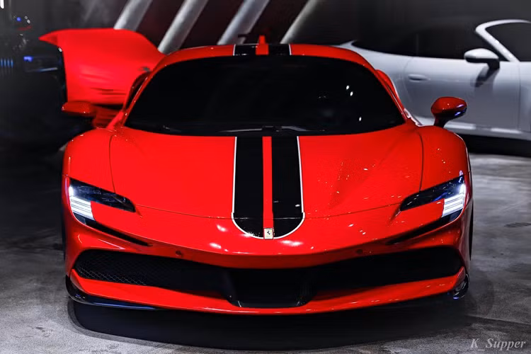 Nguyên bản chiếc Ferrari SF90 Stradale hàng hiếm này có màu sơn đỏ rất bắt mắt nhưng chủ xe lại cho rằng thiếu đi các điểm nhấn để giúp ngoại hình xe ấn tượng nên quyết định trang bị sọc kép đề-can màu đen chạy dài từ nắp capô lên trần và ra sau xe. Việc nâng cấp này không tốn quá nhiều tiền nhưng cũng đủ mang lại sự mới lạ cho chiếc xe Ferrari SF90 Stradale này.