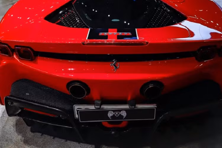 Sức mạnh của hệ truyền động plug-in hybrid cho phép siêu phẩm Ferrari SF90 Stradale có thể tăng tốc từ vị trí xuất phát lên 100 km/h trong thời gian 2,5 giây, thêm 4,2 giây để tăng tốc lên 200 km/h trước khi đạt vận tốc tối đa 340 km/h. Ngoài ra, Ferrari SF90 Stradale có thể hoàn thành quãng đường 25 km chỉ bằng mô-tơ điện trên cầu trước. Mức giá xe chính hãng tại Việt Nam niêm yết khoảng hơn 30 tỷ đồng.