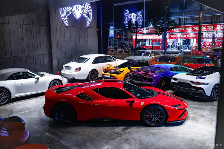 Để không đụng hàng so với hai siêu xe Ferrari SF90 Stradale còn lại của các đại gia Việt cùng có màu đỏ, tay chơi lan đột biến Củ Chi trang trí thêm 1 chi tiết giúp ngoại hình siêu ngựa của mình trở nên độc lạ cũng như tạo tính tương phản tốt hơn.