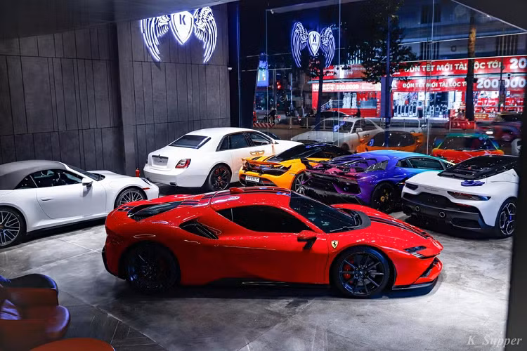 Để không đụng hàng so với hai siêu xe Ferrari SF90 Stradale còn lại của các đại gia Việt cùng có màu đỏ, tay chơi lan đột biến Củ Chi trang trí thêm 1 chi tiết giúp ngoại hình siêu ngựa của mình trở nên độc lạ cũng như tạo tính tương phản tốt hơn.