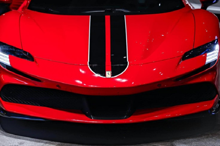 Chủ nhân của siêu xe Ferrari SF90 Stradale này ban đầu có ý định sưu tập dàn siêu xe bao gồm Ferrari SF90 Stradale, kế đến là cặp siêu xe giới hạn McLaren 765LT hay Lamborghini Aventador SVJ màu xanh lá đậm rất độc đáo nhưng sau đó đã bán đi siêu bò. Điểm thú vị nhất trên siêu xe Ferrari SF90 Stradale của đại gia lan đột biến chính là việc xe được trang bị động cơ xăng V8, tăng áp, dung tích 4.0L, sản sinh công suất tối đa 769 mã lực và mô-men xoắn cực đại 800 Nm, kết hợp với 3 mô-tơ điện.