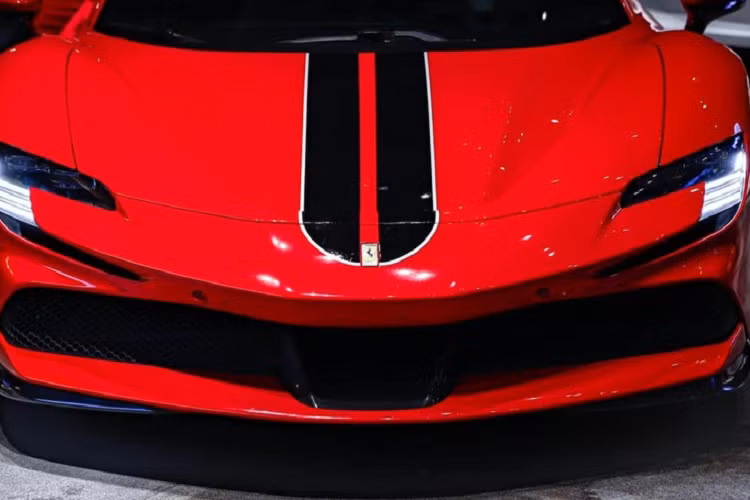 Chủ nhân của siêu xe Ferrari SF90 Stradale này ban đầu có ý định sưu tập dàn siêu xe bao gồm Ferrari SF90 Stradale, kế đến là cặp siêu xe giới hạn McLaren 765LT hay Lamborghini Aventador SVJ màu xanh lá đậm rất độc đáo nhưng sau đó đã bán đi siêu bò. Điểm thú vị nhất trên siêu xe Ferrari SF90 Stradale của đại gia lan đột biến chính là việc xe được trang bị động cơ xăng V8, tăng áp, dung tích 4.0L, sản sinh công suất tối đa 769 mã lực và mô-men xoắn cực đại 800 Nm, kết hợp với 3 mô-tơ điện.