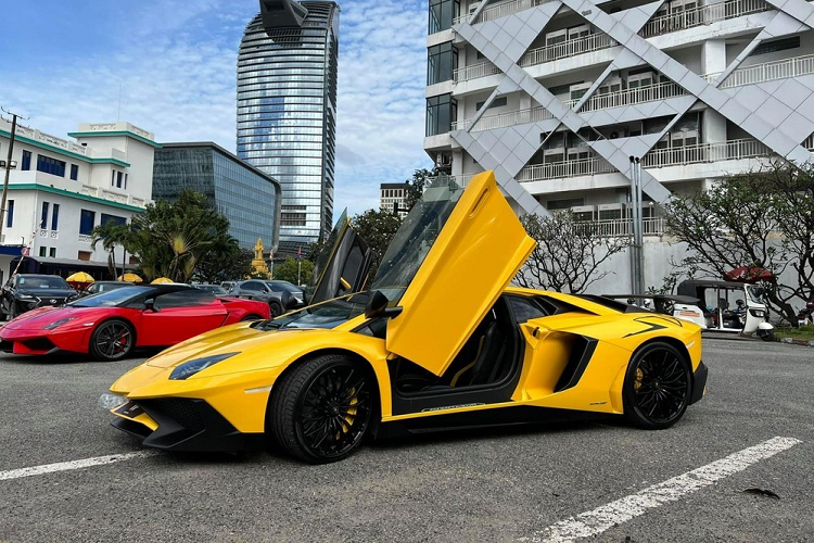 Hiện chưa rõ là đại gia Việt phải chi bao nhiêu tiền để sở hữu chiếc siêu xe giới hạn Lamborghini Aventador SV Coupe màu vàng này, chỉ biết rằng, trước đó chiếc xe Lamborghini Aventador SV có giá rao bán trên 13,5 tỷ đồng. Ngoài màu sơn vàng bắt mắt, ngoại thất siêu xe Lamborghini Aventador SV Coupe sắp vào Việt Nam định cư còn có nhiều chi tiết bằng carbon nhám. La-zăng của xe là loại đa chấu kép sơn đen kết hợp cùng kẹp phanh màu vàng nổi bật.