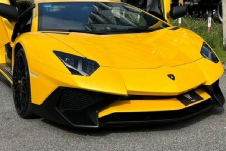 Trước đó, các đại gia Việt đã mang về nước 3 chiếc xe giới hạn Lamborghini Aventador SV bao gồm 2 xe thuộc bản Lamborghini Aventador SV Roadster và một chiếc Lamborghini Aventador SV Coupe màu xanh dương đậm từng thuộc sở hữu của Minh "Nhựa".