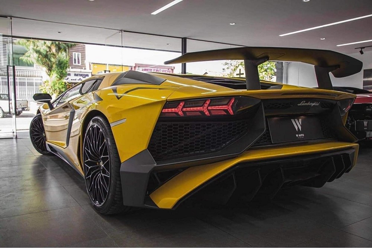 Không chỉ nâng cấp diện mạo ở ngoại thất, Lamborghini còn "thông nòng" khối động cơ V12, dung tích 6,5 lít từ bản tiêu chuẩn khi lắp trên siêu xe hàng hiếm Aventador LP750-4 SV nhằm giúp xe có công suất tối đa 739 mã lực, cao hơn 50 mã lực so với bản Aventador LP700-4 nhưng mô-men xoắn cực đại vẫn là 690 Nm. Aventador SV Coupe có thời gian tăng tốc từ vị trí xuất phát lên 100 km/h nhanh hơn bản tiêu chuẩn 0,1 giây khi chỉ mất thời gian 2,8 giây trước khi đạt tốc độ tối đa 350 km/h.