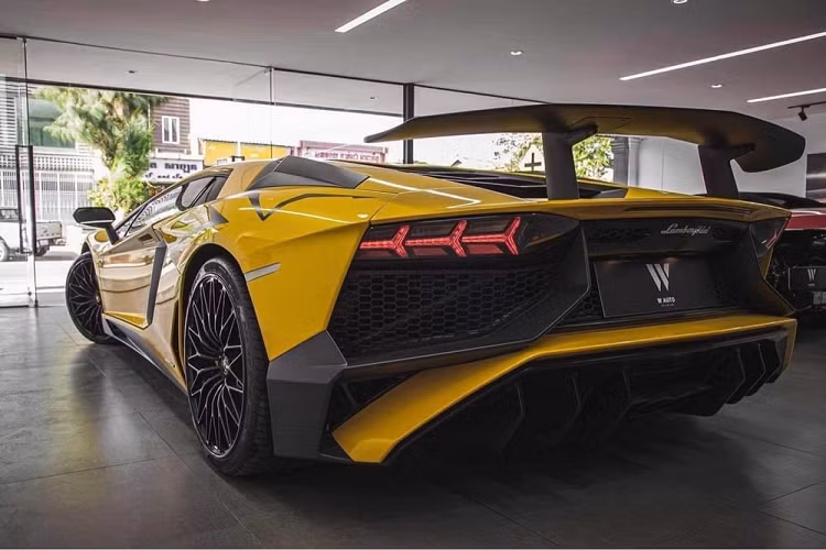 Không chỉ nâng cấp diện mạo ở ngoại thất, Lamborghini còn "thông nòng" khối động cơ V12, dung tích 6,5 lít từ bản tiêu chuẩn khi lắp trên siêu xe hàng hiếm Aventador LP750-4 SV nhằm giúp xe có công suất tối đa 739 mã lực, cao hơn 50 mã lực so với bản Aventador LP700-4 nhưng mô-men xoắn cực đại vẫn là 690 Nm. Aventador SV Coupe có thời gian tăng tốc từ vị trí xuất phát lên 100 km/h nhanh hơn bản tiêu chuẩn 0,1 giây khi chỉ mất thời gian 2,8 giây trước khi đạt tốc độ tối đa 350 km/h.