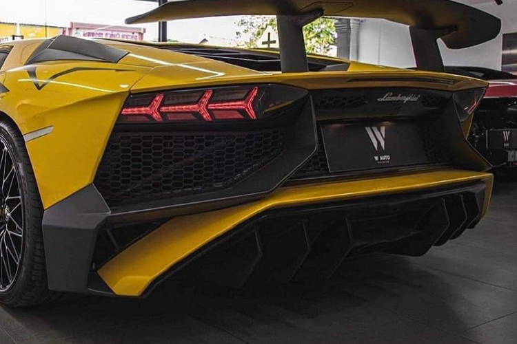 Bên trong khoang lái của siêu xe giới hạn Lamborghini Aventador SV Coupe chuẩn bị về dải đất hình chữ S làm dâu có nội thất bọc da Alcantara với các đường chỉ may màu vàng, logo SV hay các ký hiệu của dòng xe hiệu suất cao và giới hạn trên xe Lamborghini phiên bản SuperVeloce cũng xuất hiện.