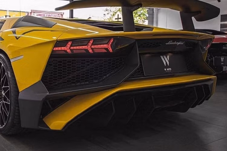 Bên trong khoang lái của siêu xe giới hạn Lamborghini Aventador SV Coupe chuẩn bị về dải đất hình chữ S làm dâu có nội thất bọc da Alcantara với các đường chỉ may màu vàng, logo SV hay các ký hiệu của dòng xe hiệu suất cao và giới hạn trên xe Lamborghini phiên bản SuperVeloce cũng xuất hiện.